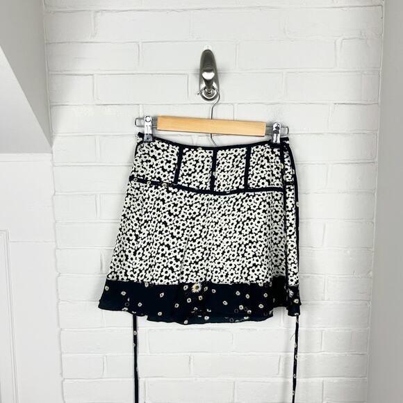 Urban Outfitters Daisy Floral Print Wrap Skirt Size M - Picture 2 of 8